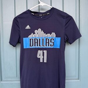 Adidas Dirk Nowitzki Mavericks Tee YM (10-12)